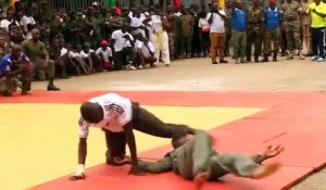 Des militaires font une démonstration d’arts martiaux au camp Samory Touré