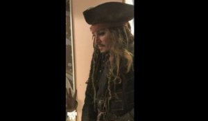 Johnny Depp rend visite à des enfants malades de Paris