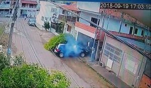 Un enfant de 13 ans au volant d'une voiture percute un cycliste qui s'en sort miraculeusement (brésil)
