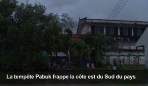 Tempête Pabuk: évacuations d'habitants en Thaïlande