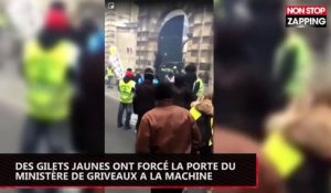 Des Gilets jaunes ont forcé la porte du ministère de Griveaux à la machine de chantier (vidéo)