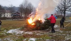 Revivez la mise à feu d’une vingtaine de sapins de Noël sur la place de la Mouline à Bussang