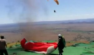 Un parapente pris dans une tempête de sable/poussière