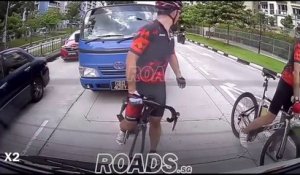 Un conducteur corrige un cycliste qui roule au milieu de la route