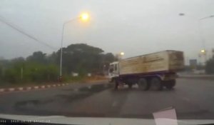 Cet automobiliste réussi à éviter un camion de justesse