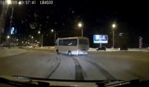 Les chauffeur de bus russes sont vraiment bons... Drift sur neige