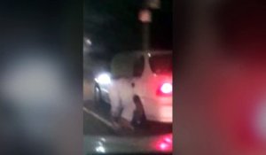Un homme s'accroche à sa voiture alors qu'il vient de se faire carjacker