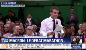 Au bout de 6h, un maire arrive à poser une colle à Emmanuel Macron