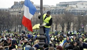 Les "gilets jaunes" maintiennent la pression sur Macron
