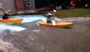 Ils font du kayak dans leur jardin !