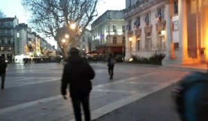 Les casseurs tentent de mettre le feu à la porte de l'hôtel de ville d'Avignon