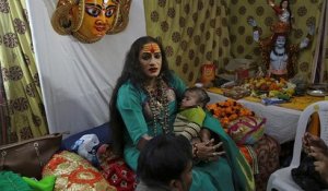 Inde : les bénédictions inédites d'une transgenre au Kumbh Mela