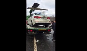 Un russe tape une marche arrière sur une dépanneuse pour pas se faire embarquer sa voiture