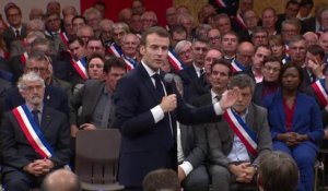 Grand débat: Emmanuel Macron change la forme de ses déplacements