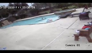 Une petite fille sauve sa maman de la noyade dans une piscine