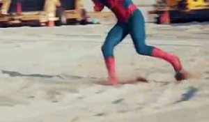 Spiderman fait du surf