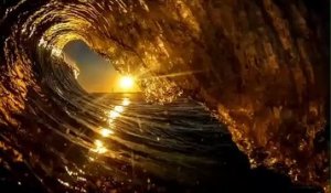 Coucher de soleil filmé dans le tonneau d'une vague !