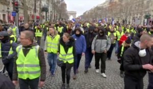 La manifestation des gilets jaunes descend tranquillement les Champs-Élysées