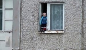 Cet enfant russe s'amuse au bord de la fenetre du 8ème étage... Terrifiant