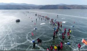 En Chine, une course hivernale sur un lac glacé
