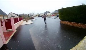 Ce voisin se promène en patins dans son quartier verglacé