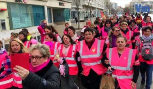 Deux cents nounous en "gilets roses" manifestent à Toulon