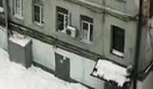 Un homme glisse d'un toit enneigé (Moscou)
