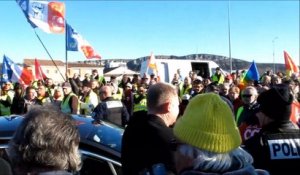 Quand la préfète de l'Ardèche est bloquée et interpellée par des manifestants à Aubenas
