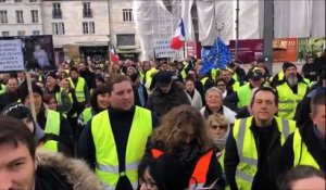 Gilets jaunes Frédéric Vuillaume qui a reçu un courrier du préfet prend la parole pendant la manif à Besançon