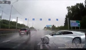 Un chauffard perd le contrôle de sa Lamborghini et s'écrase sur une autre voiture