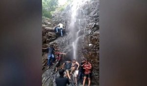Un gars en sandales grimpe une cascade !