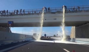 Italie : des agriculteurs en colère déversent du lait depuis un pont