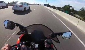 Le conducteur d’une BMW veut faire la course avec une moto sur l’autoroute mais ça finit mal