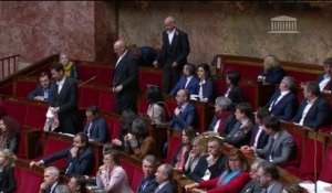 Le député Sébastien Nadot brandit une banderole "La France tue au Yémen" en pleine Assemblée nationale