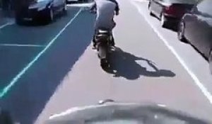 Un policier en voiture pousse un ado qui fuit en scooter et le fait chuter