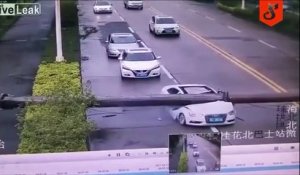 Le conducteur sort miraculeusement indemne de son Audi écrasée par un poteau électrique