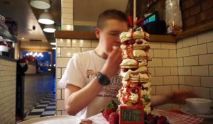 Ce fou mange 12 énormes Pancakes dans un restaurant à Londres !