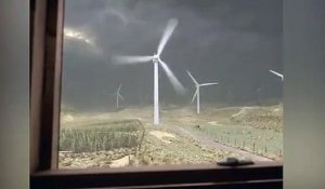 Incroyable : une éolienne explose en pleine tempête