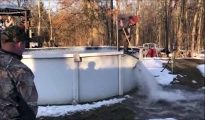 Il s'amuse à surfer sur un bloc de glace géant formé dans sa piscine