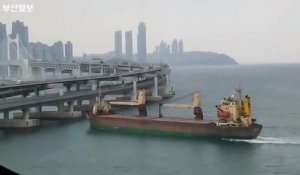 Ce paquebot s'encastre dans un pont autoroutier en pleine journée en Corée