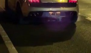 Une Lamborghini de 160 000 $ prend feu sur une autoroute en Angleterre