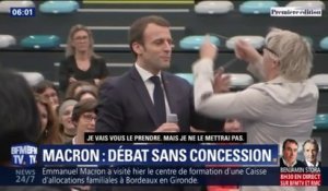 "Je ne le mettrai pas." Emmanuel Macron refuse de porter un collier gilet jaune qu'on lui offre lors d'un grand débat en Gironde