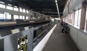 Un train à grande vitesse traverse une gare - Japon