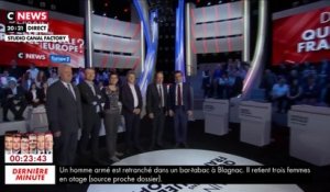 Les candidats posent pour la traditionnelle "photo de famille" avant le débat