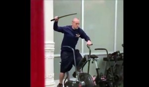 Ce fou s’entraîne en salle de sport avec un katana !