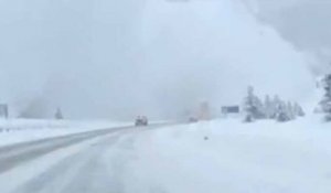 Une énorme avalanche engloutit des voitures sur l'autoroute