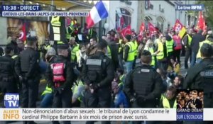 Un comité d'accueil de gilets jaunes attend Emmanuel Macron à Gréoux-les-Bains avant son grand débat