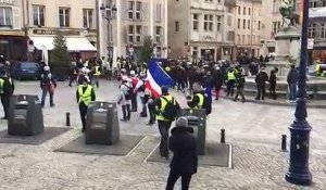 Nancy : les policiers interpellent un manifestant parmi les gilets jaunes rassemblés place Saint-Epvre.