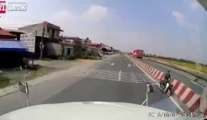 Ce conducteur de camion évite de peu de s'éclater contre un mur !