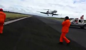 Quand un avion se pose sur une piste alors que des ouvriers sont en train de travailler